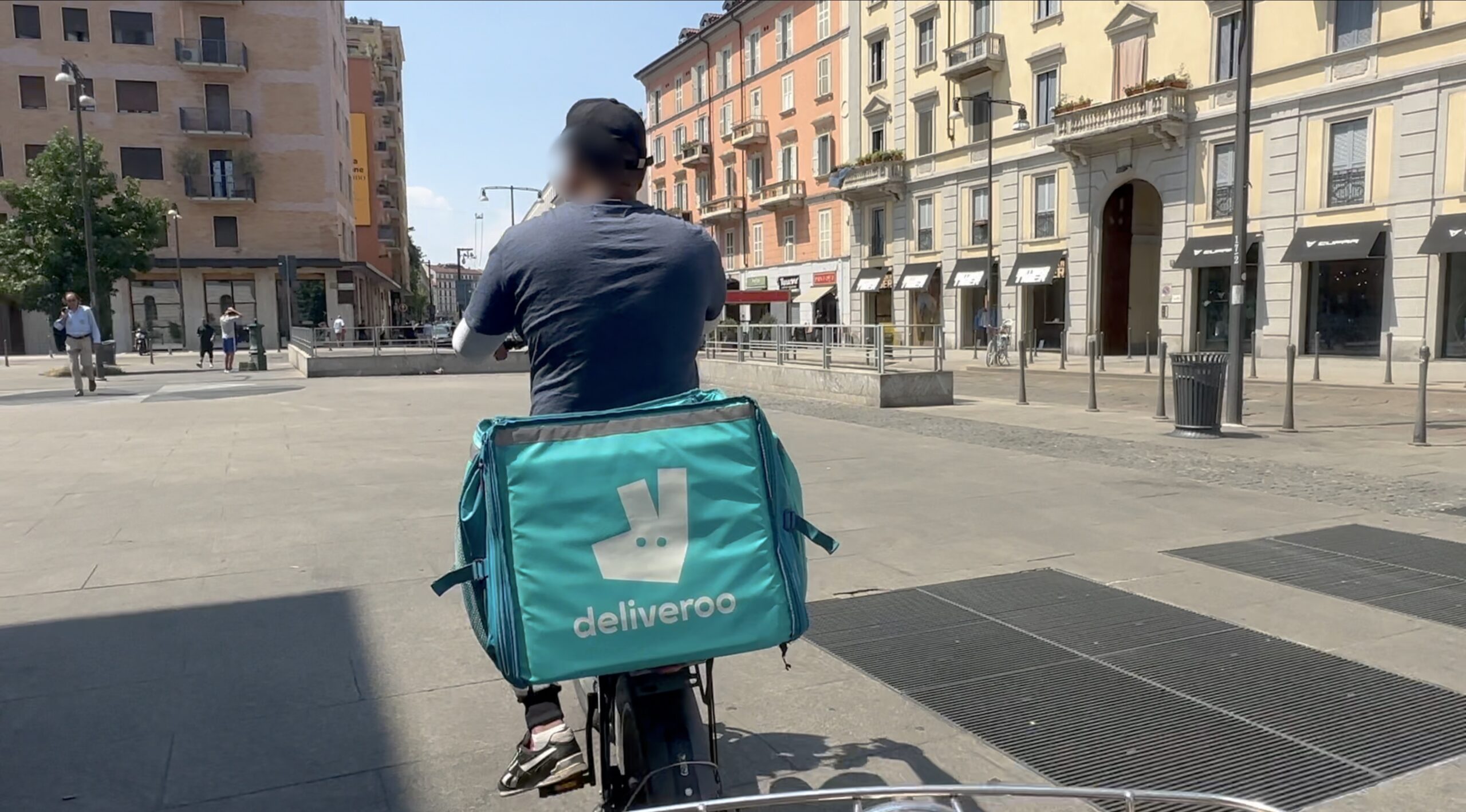 Vita da rider, sotto il sole a 34 gradi. “Noi trattati peggio degli animali”. E sul bonus: “Vengano loro a lavorare” Vita da rider, sotto il sole a 34 gradi. “Noi trattati peggio degli animali”. E sul bonus: “Vengano loro a lavorare”