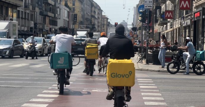 Crisi climatica, viaggio tra i rider di Milano. “Un collega è svenuto per il caldo. Mettiamo maniche lunghe per non scottarci”
