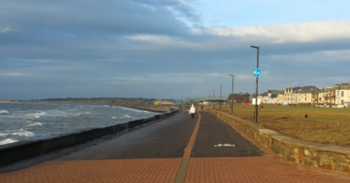 Gamba umana ritrovata su una spiaggia con calza e scarpa, “potrebbe appartenere a un corpo ritrovato a 113 chilometri di distanza”