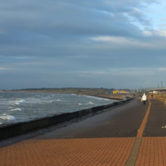 Gamba umana ritrovata su una spiaggia con calza e scarpa, “potrebbe appartenere a un corpo ritrovato a 113 chilometri di distanza”