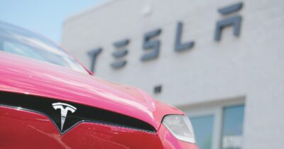 Copertina di Tesla, crollano le immatricolazioni in Europa. A novembre nuovo punto critico