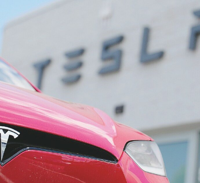 “Volevo salvarli, ho provato ad aprire le portiere ma erano bloccate. Ero disperato”: Tesla si schianta e prende fuoco, un uomo e due bimbi muoiono carbonizzati