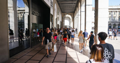 Copertina di Sempre più stretta la cinghia degli italiani, consumi in calo a maggio Da domani i saldi