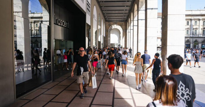 Sempre più stretta la cinghia degli italiani, consumi in calo a maggio. Da domani i saldi