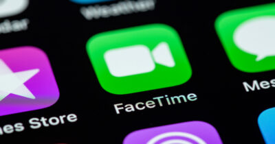 Copertina di “Vuoi davvero guardarlo nudo?”: il messaggio che esce durante le chiamate FaceTime, ecco come funziona la novità introdotta da Apple