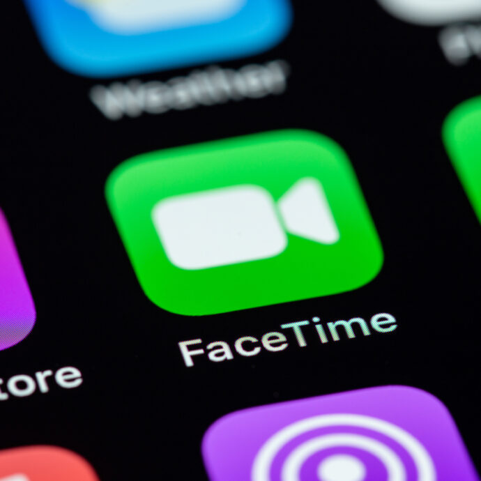 “Vuoi davvero guardarlo nudo?”: il messaggio che esce durante le chiamate FaceTime, ecco come funziona la novità introdotta da Apple