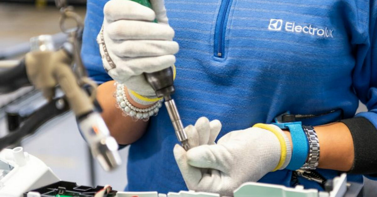 L’Italia ancora nella morsa del caldo: a Forlì gli operai della Electrolux abbandonano il turno di lavoro L’Italia ancora nella morsa del caldo: a Forlì gli operai della Electrolux abbandonano il turno di lavoro