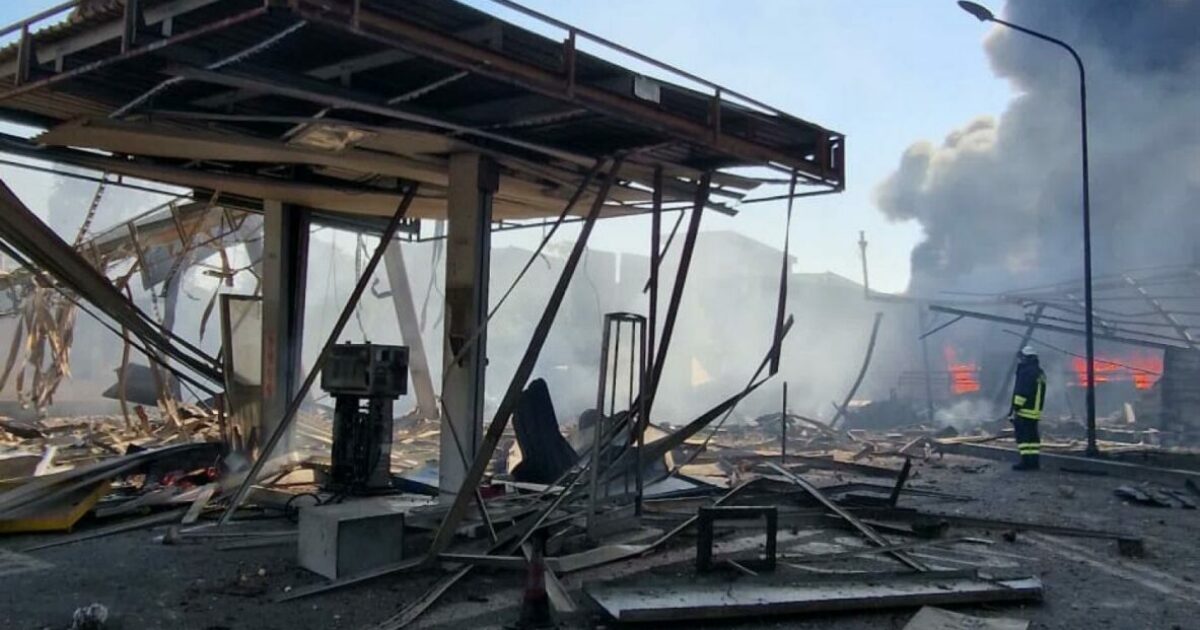 il fumo nero le macerie carbonizzate le immagini del distributore devastato dall8217esplosione a roma