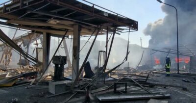 Copertina di Il fumo nero, le macerie carbonizzate: le immagini del distributore devastato dall’esplosione a Roma