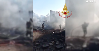 Copertina di Esplosione in un distributore di benzina a Roma, vigili del fuoco impegnati a spegnere le fiamme. Dieci squadre al lavoro