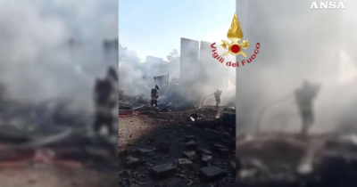 Copertina di Esplosione in un distributore di benzina a Roma, vigili del fuoco impegnati a spegnere le fiamme. Dieci squadre al lavoro