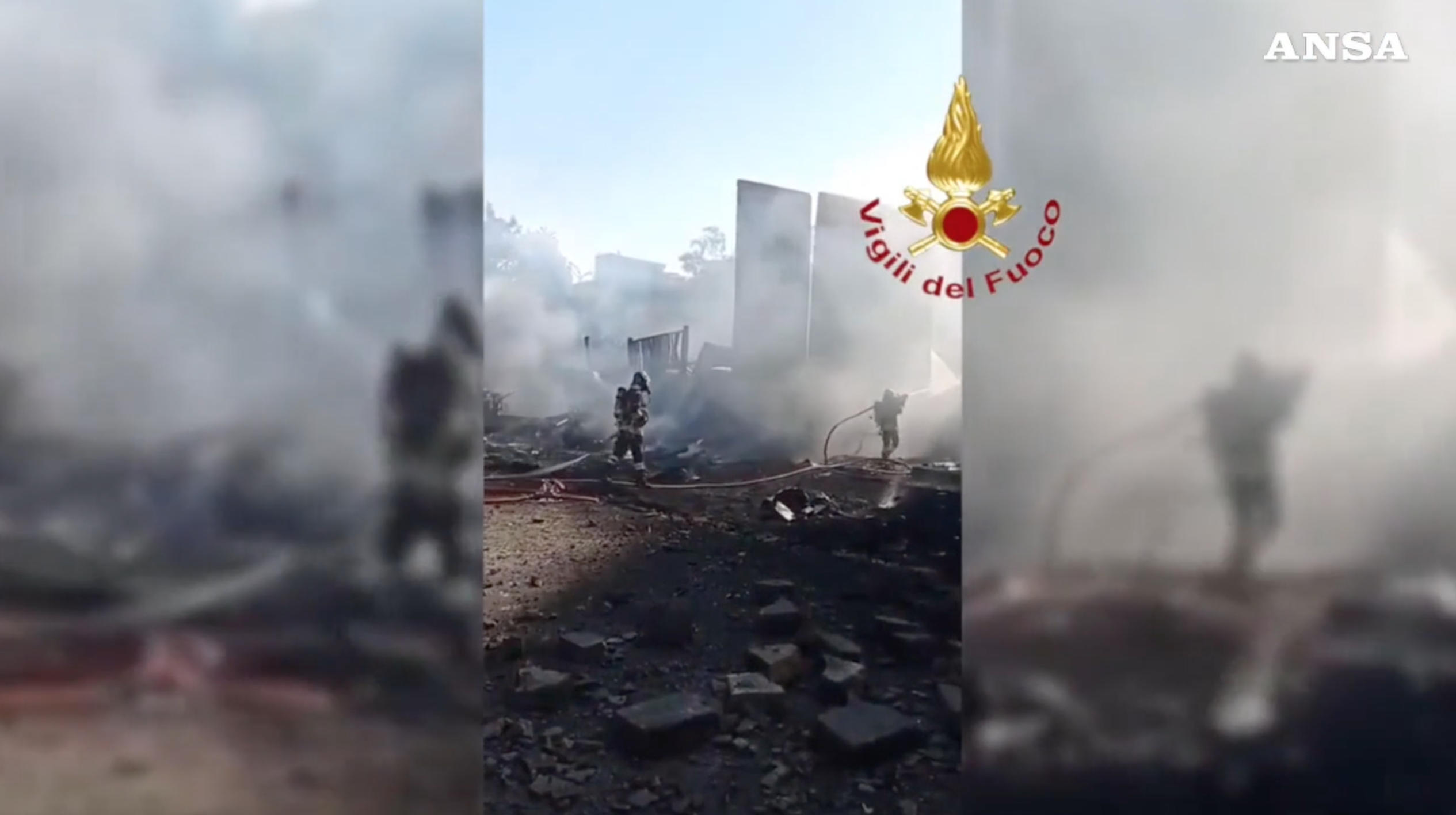 Esplosione in un distributore di benzina a Roma, vigili del fuoco impegnati a spegnere le fiamme. Dieci squadre al lavoro Esplosione in un distributore di benzina a Roma, vigili del fuoco impegnati a spegnere le fiamme. Dieci squadre al lavoro