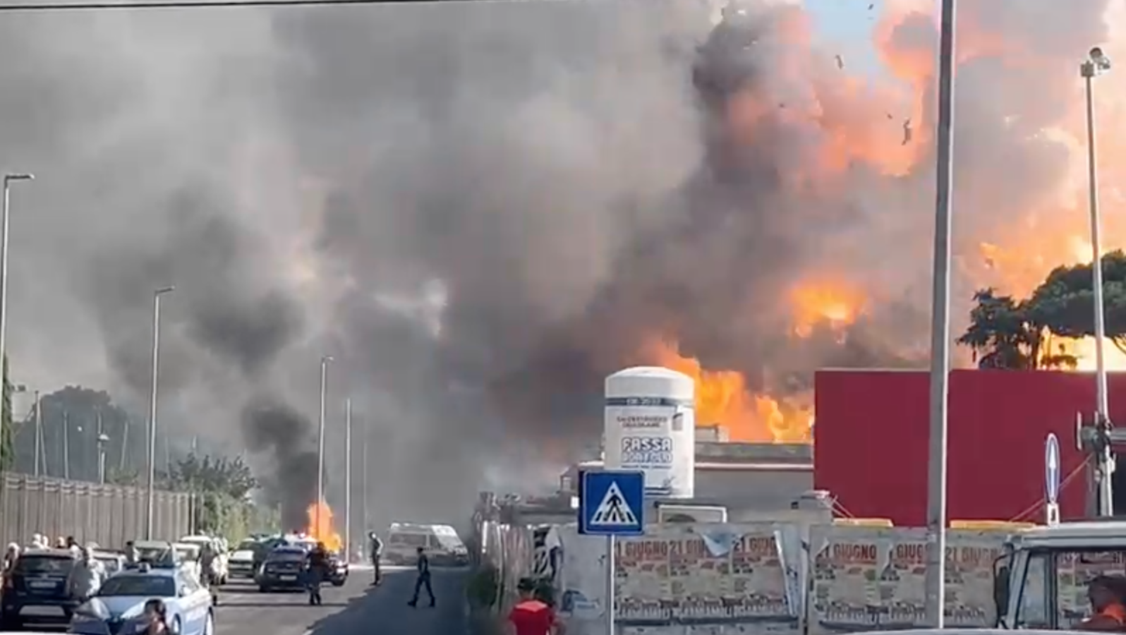 Esplosione a un distributore di Roma: l’arrivo dei soccorsi, il boato e la fuga. Il video girato da un automobilista Esplosione a un distributore di Roma: l’arrivo dei soccorsi, il boato e la fuga. Il video girato da un automobilista