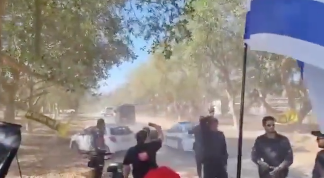 israele netanyahu contestato durante la sua visita al kibbutz di nir oz traditore corrotto
