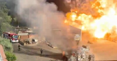 Copertina di Esplode un distributore di benzina e gas a Roma: almeno 20 feriti, vigili del fuoco travolti. Il boato sentito in tutta la città. "Sembrava un attentato" | Il momento dello scoppio - video
