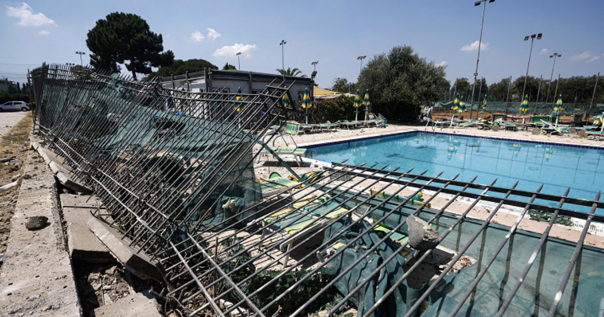 Esplosione a Roma, il fondatore del circolo vicino al distributore: “Blocchi di cemento saltati in aria, piscina distrutta” Esplosione a Roma, il fondatore del circolo vicino al distributore: “Blocchi di cemento saltati in aria, piscina distrutta”