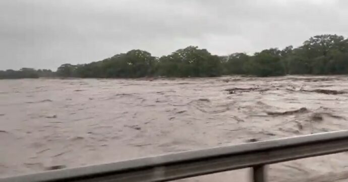Texas, fiume esonda e travolge una zona con centri estivi e campi scout: morti e dispersi, anche bambini