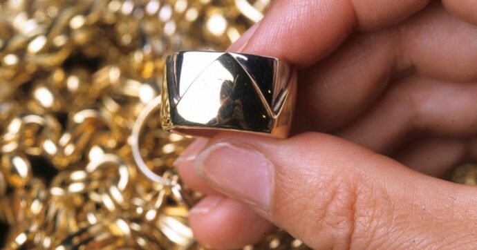 Donna arrestata per furti in 3 gioiellerie di Milano e Pavia: 130mila euro di bottino