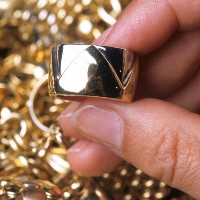 Torna la “febbre dell’oro”? Ecco come vendere i gioielli senza farsi fregare. L’esperto avverte: “Il prezzo può cambiare più volte nella giornata”