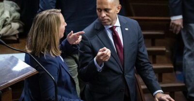 Copertina di Il leader dei dem alla Camera Usa batte ogni record: parla 9 ore per ritardare il voto sul Big beautiful bill di Trump