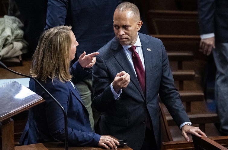 Il leader dei dem alla Camera Usa batte ogni record: parla 9 ore per ritardare il voto sul Big beautiful bill di Trump Il leader dei dem alla Camera Usa batte ogni record: parla 9 ore per ritardare il voto sul Big beautiful bill di Trump