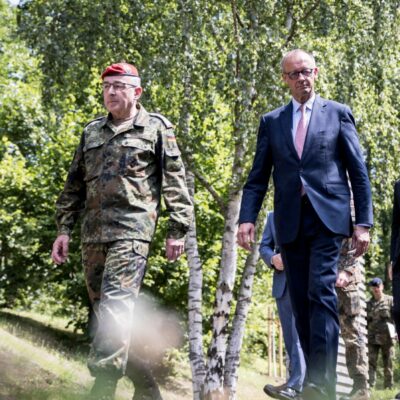 Copertina di Per Merz la Germania è già in guerra. Ordina tank e fa gli F-35 Usa