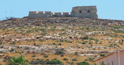 Copertina di Fotovoltaico: Crosetto vende parco, fortezza e faro di Cagliari