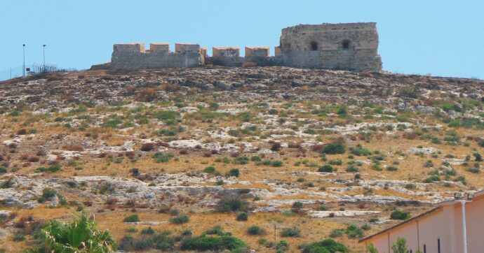 Fotovoltaico: Crosetto vende parco, fortezza e faro di Cagliari