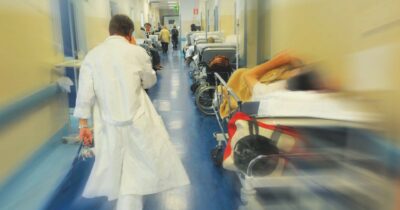Copertina di La sanità dei gettonisti: 70 anni, lavora 144 ore per 40 mila€ al mese