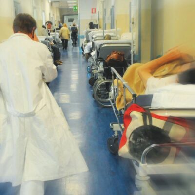 Copertina di La sanità dei gettonisti: 70 anni, lavora 144 ore per 40 mila€ al mese