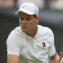 Copertina di Wimbledon, Sinner sotto 2-0 ma Dimitrov si ritira per un infortunio: l’azzurro ai quarti