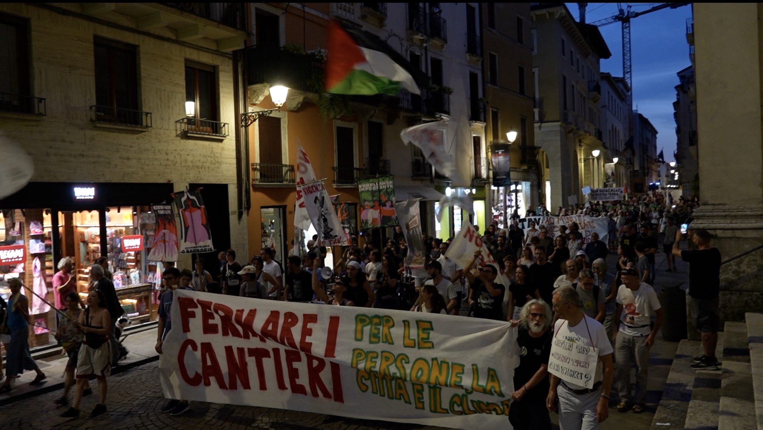 Sfrattati dal Tav. Viaggio nei boschi e nelle case di Vicenza che dovranno lasciare il posto ai cantieri. Gli attivisti: “Dramma ecologico e umano” Sfrattati dal Tav. Viaggio nei boschi e nelle case di Vicenza che dovranno lasciare il posto ai cantieri. Gli attivisti: “Dramma ecologico e umano”