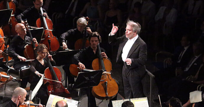 In Campania il concerto del direttore d’orchestra russo Valery Gergiev. Picierno attacca De Luca: “Finanzia un fiancheggiatore di Putin”