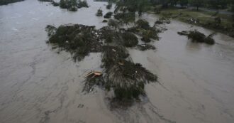 Copertina di Strage in Texas per l’alluvione: 27 morti, 9 sono bambini. “Nella zona non abbiamo un sistema di allerta”
