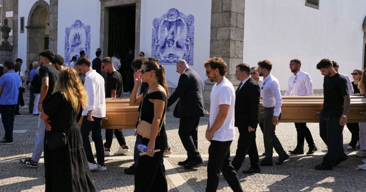 Lacrime e commozione ai funerali di Diogo Jota e il fratello André Lacrime e commozione ai funerali di Diogo Jota e il fratello André