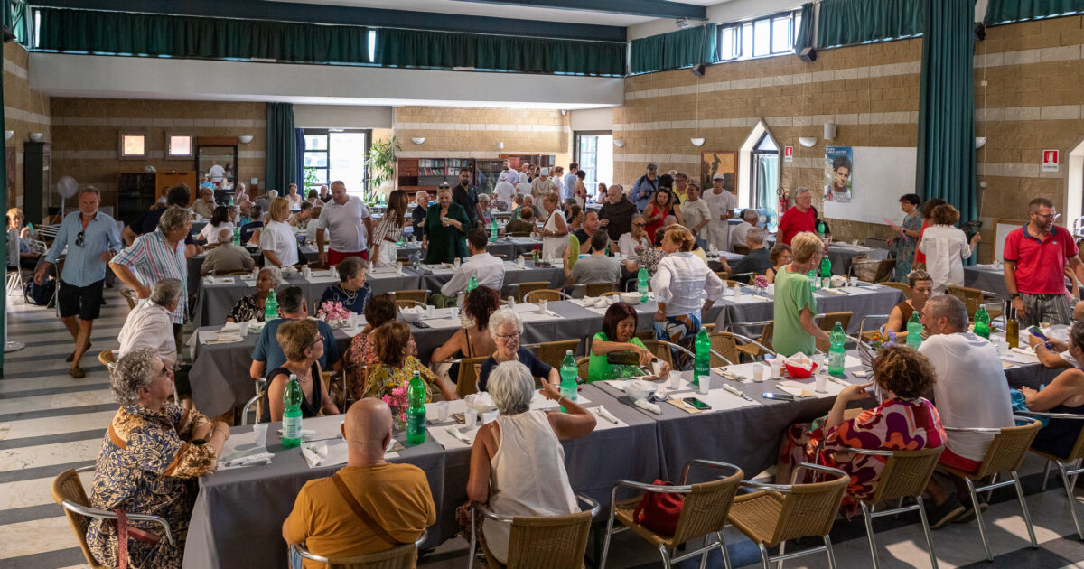 Paper Fest a Carrara, il pranzo al centro sociale dell’Annunziata lancia la raccolta fondi della Fondazione Il Fatto Quotidiano