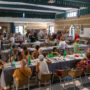 Copertina di Paper Fest a Carrara, il pranzo al centro sociale dell’Annunziata lancia la raccolta fondi della Fondazione Il Fatto Quotidiano