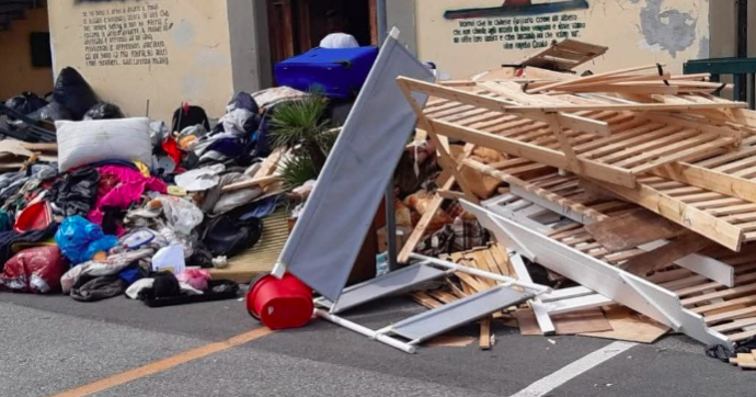 Vicofaro, sgomberati i migranti dalla parrocchia di don Biancalani: “Violenza enorme”. Il sindaco Fdi: “Erano in condizioni inaccettabili”