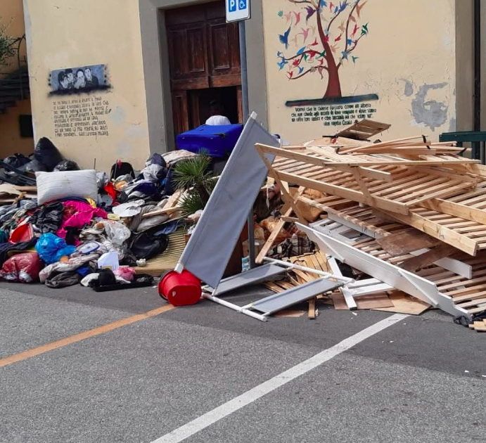 Vicofaro, sgomberati i migranti dalla parrocchia di don Biancalani: “Violenza enorme”. Il sindaco Fdi: “Erano in condizioni inaccettabili” Vicofaro, sgomberati i migranti dalla parrocchia di don Biancalani: “Violenza enorme”. Il sindaco Fdi: “Erano in condizioni inaccettabili”