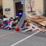 Copertina di Vicofaro, sgomberati i migranti dalla parrocchia di don Biancalani: “Violenza enorme”. Il sindaco Fdi: “Erano in condizioni inaccettabili”