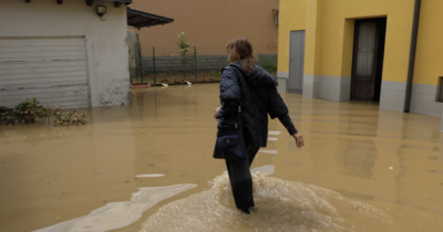 Copertina di Nubifragio in Lombardia, esonda il Seveso a Lentate: “Allagate case e cantine”