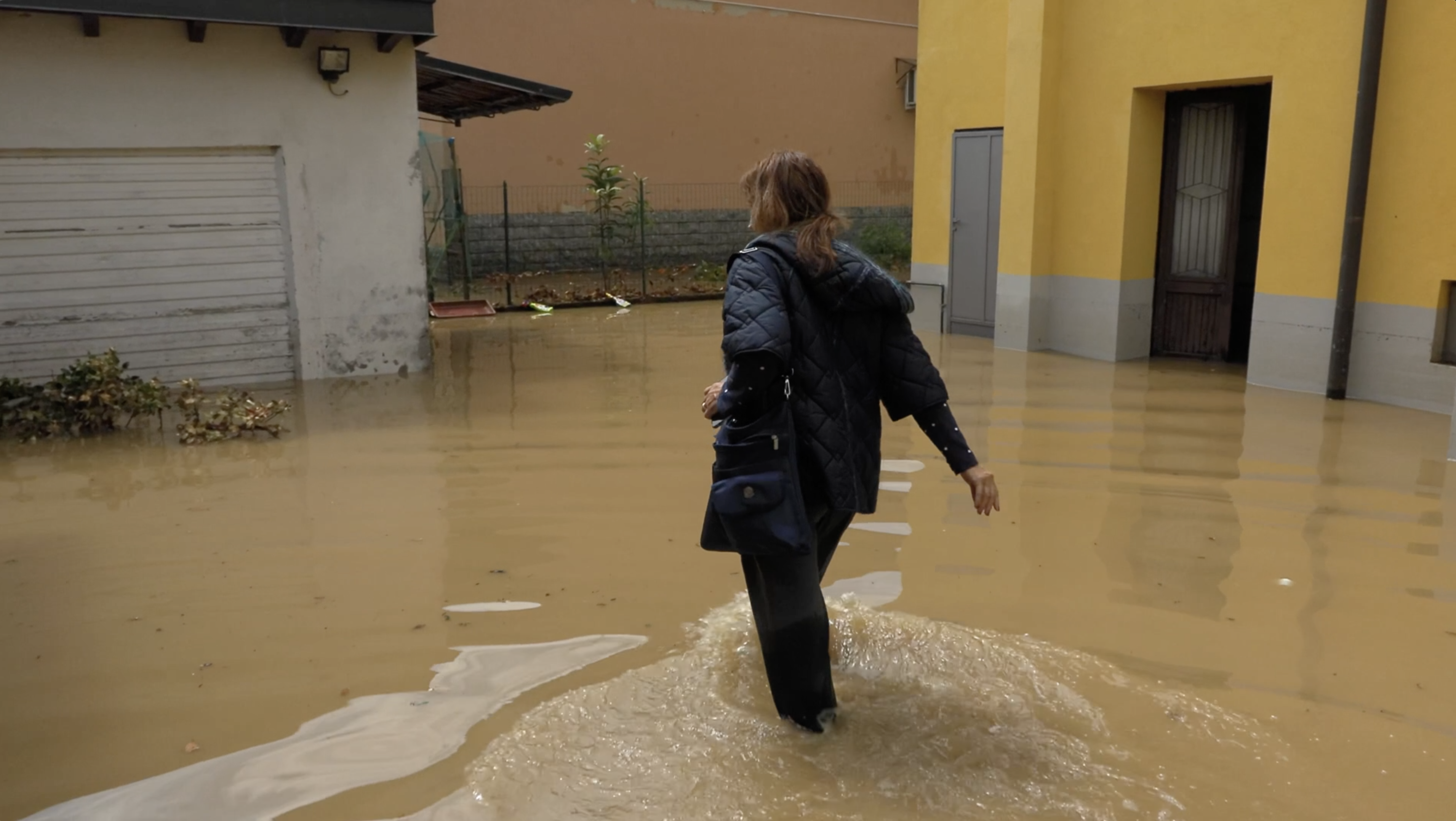 Nubifragio in Lombardia, esonda il Seveso a Lentate: “Allagate case e cantine” Nubifragio in Lombardia, esonda il Seveso a Lentate: “Allagate case e cantine”