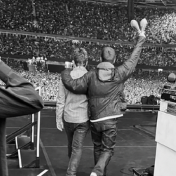 Gli Oasis sparano uno via l’altro gli inni che ‘ti levano sassi dalla schiena’. Con Live Forever e l’immagine di Diogo Jota una lacrima, con Wonderwall i cantanti sono 74mila (stavolta li offre Cardiff)