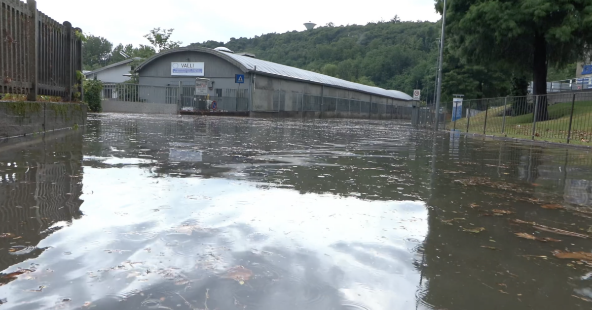 Clima, Italia divisa a metà: ancora afa al sud, nubifragi e temperature in calo al nord. A Bergamo dirottati ...