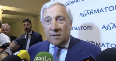 Copertina di Tajani insiste con le 12 tribù nella bandiera Ue: “Si può anche dire il contrario, per esempio che Gesù morì di freddo”