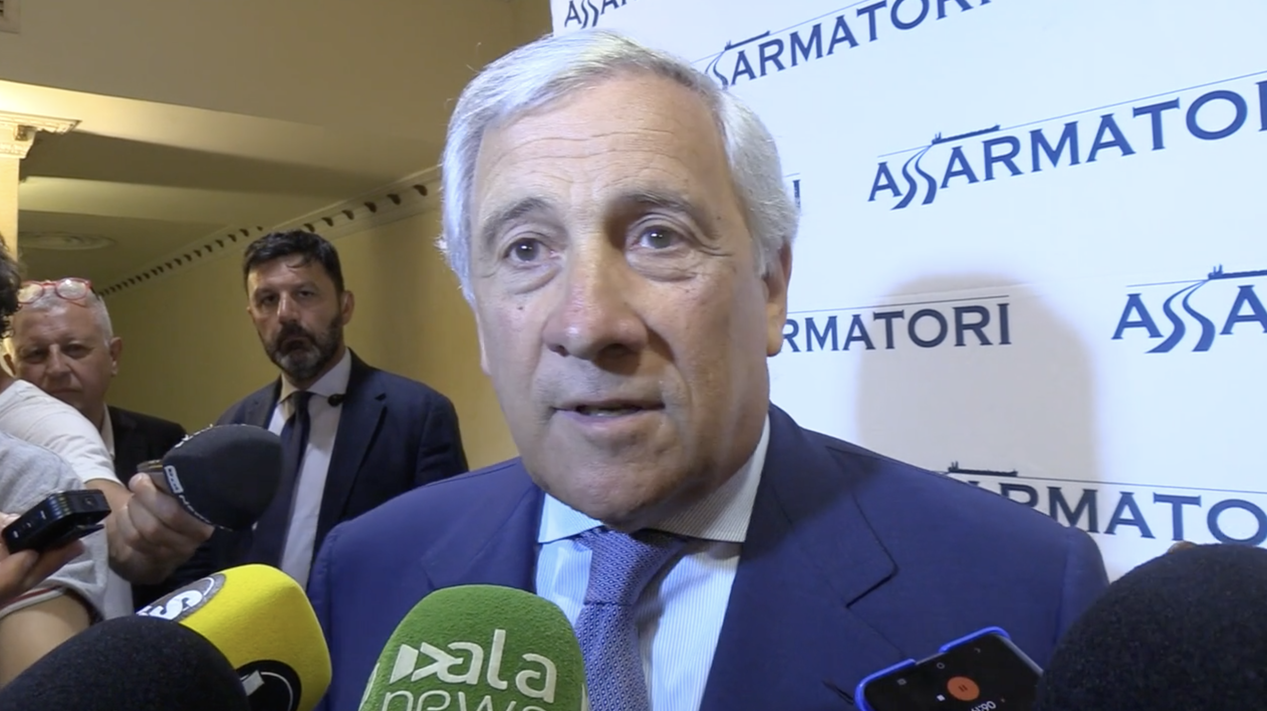 Tajani insiste con le 12 tribù nella bandiera Ue: “Si può anche dire il contrario, per esempio che Gesù morì ...