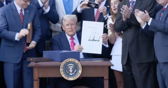 Copertina di Stati Uniti, il presidente Trump firma il documento del Beautiful Bill tra gli applausi dei repubblicani
