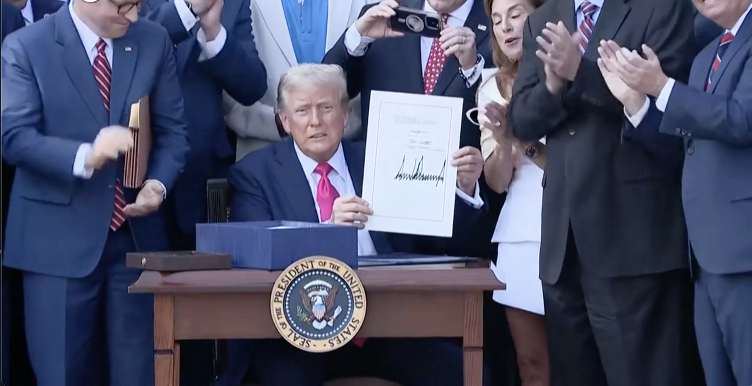 Stati Uniti, il presidente Trump firma il documento del Beautiful Bill tra gli applausi dei repubblicani Stati Uniti, il presidente Trump firma il documento del Beautiful Bill tra gli applausi dei repubblicani