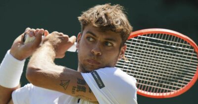 Copertina di Super Flavio Cobolli, batte Mensik e vola agli ottavi di Wimbledon: è la sua prima volta in uno slam