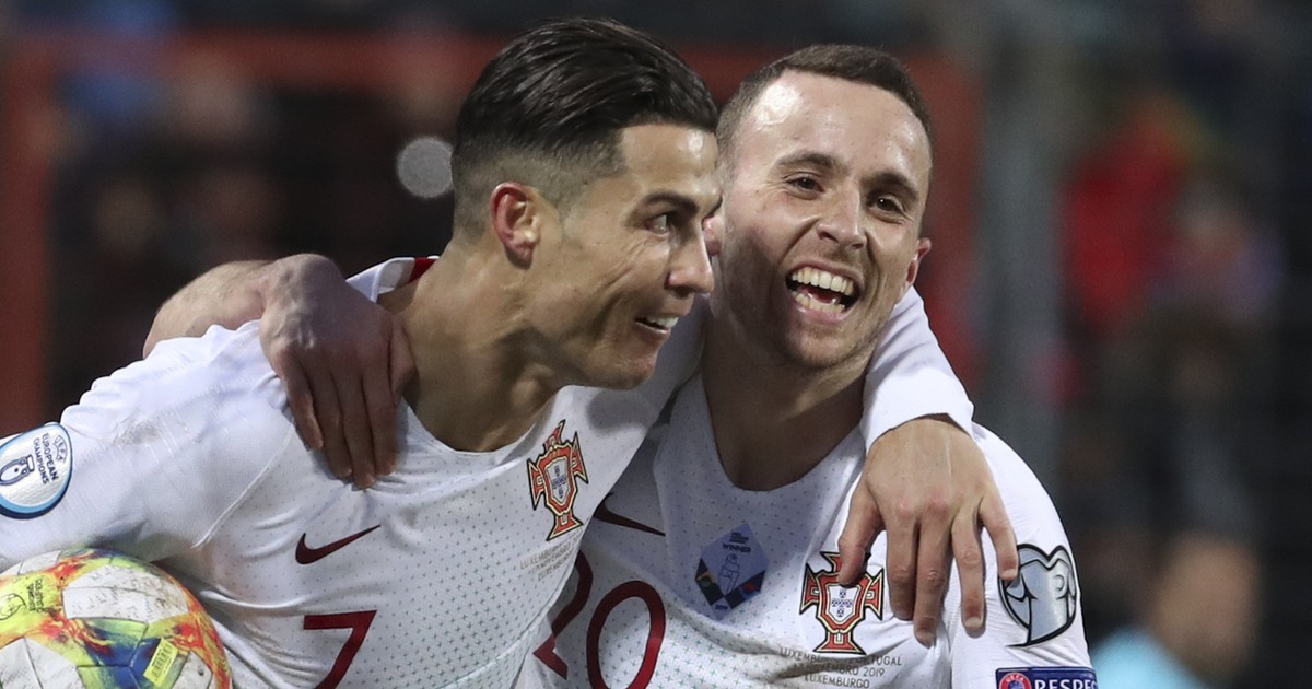 Funerali Diogo Jota: tante le stelle del calcio presenti, ma polemiche per l’assenza di Cristiano Ronaldo Funerali Diogo Jota: tante le stelle del calcio presenti, ma polemiche per l’assenza di Cristiano Ronaldo